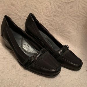 Women’s black wedges